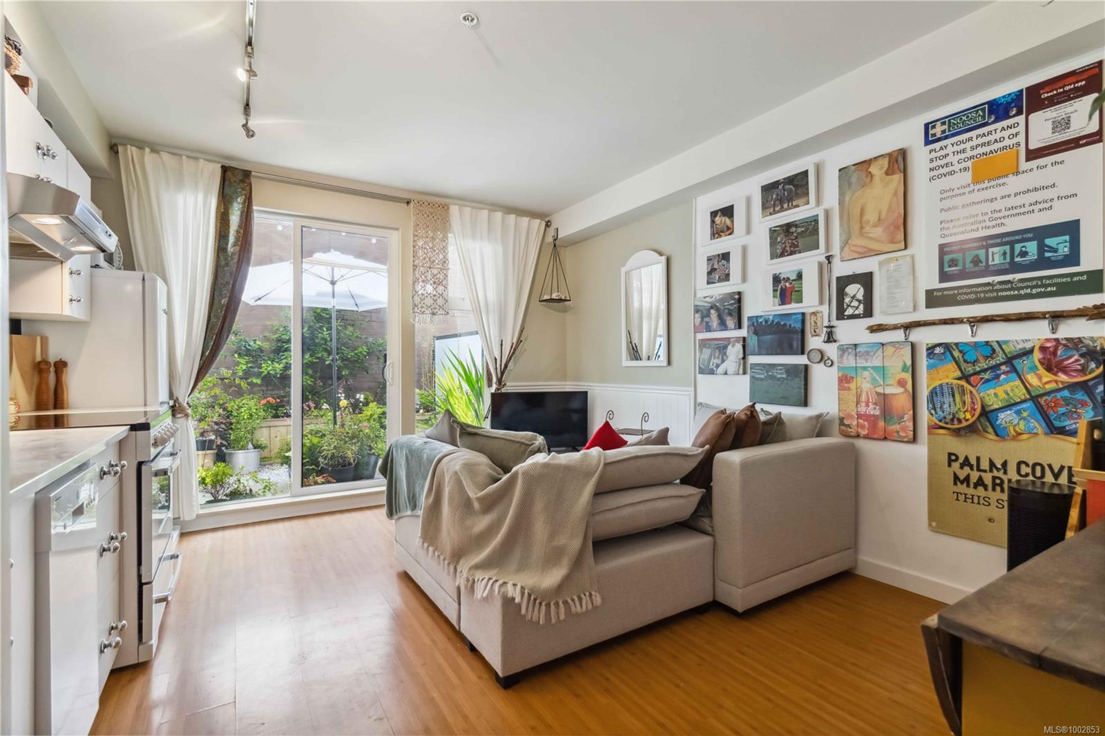 1007 Johnson St Apt 103, Victoria, BC V8V 3N6