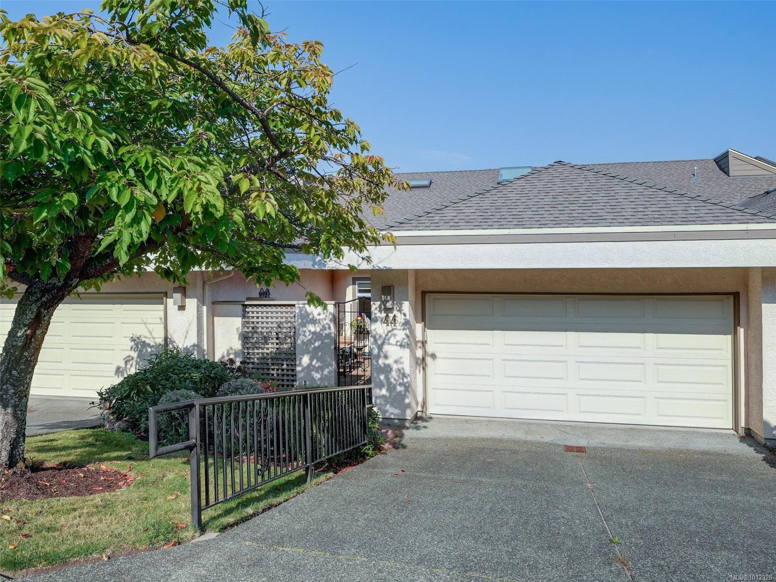 4318 Emily Carr Dr Apt 44, Saanich, BC V8X 5E4
