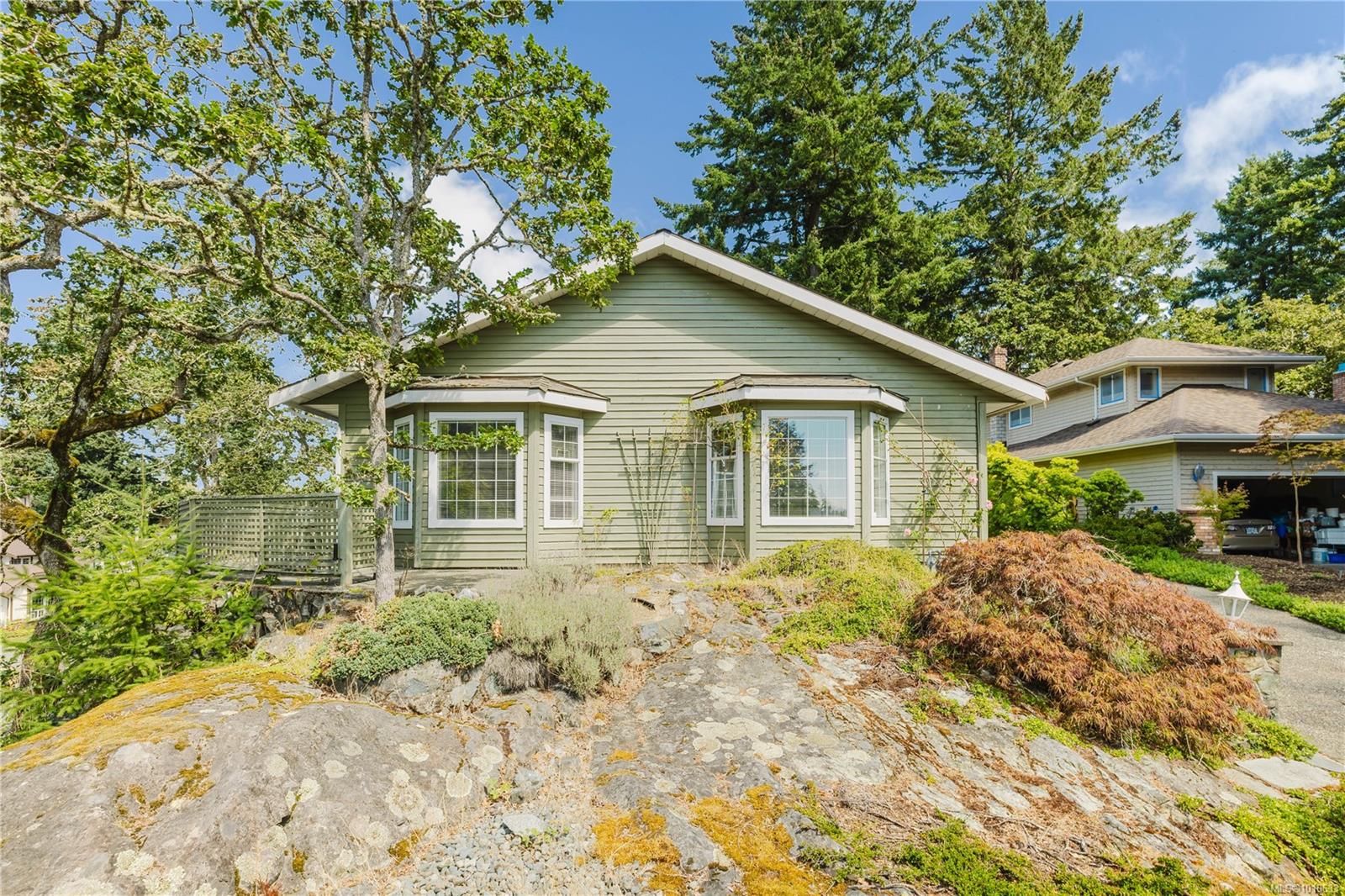 4338 Faithwood Rd, Saanich, BC V8X 4Z6