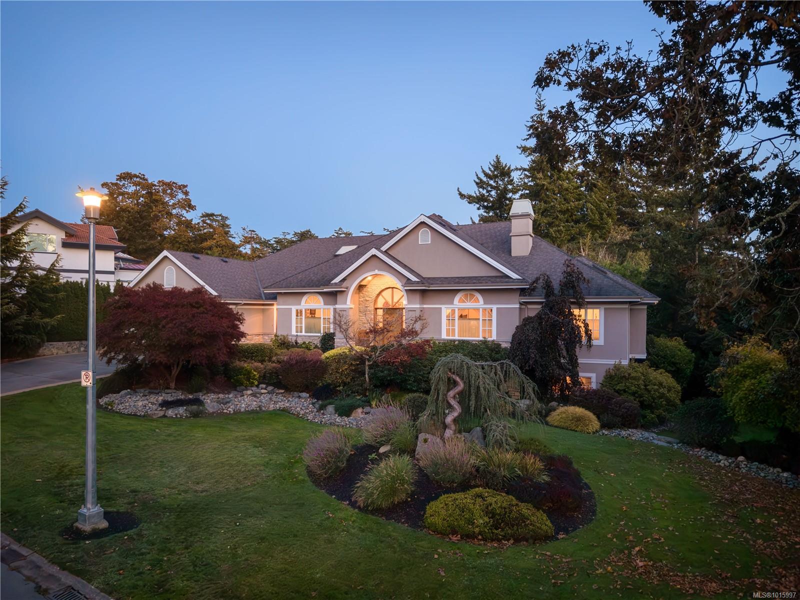 3721 Arbutus Rdg, Saanich, BC V8N 6B3