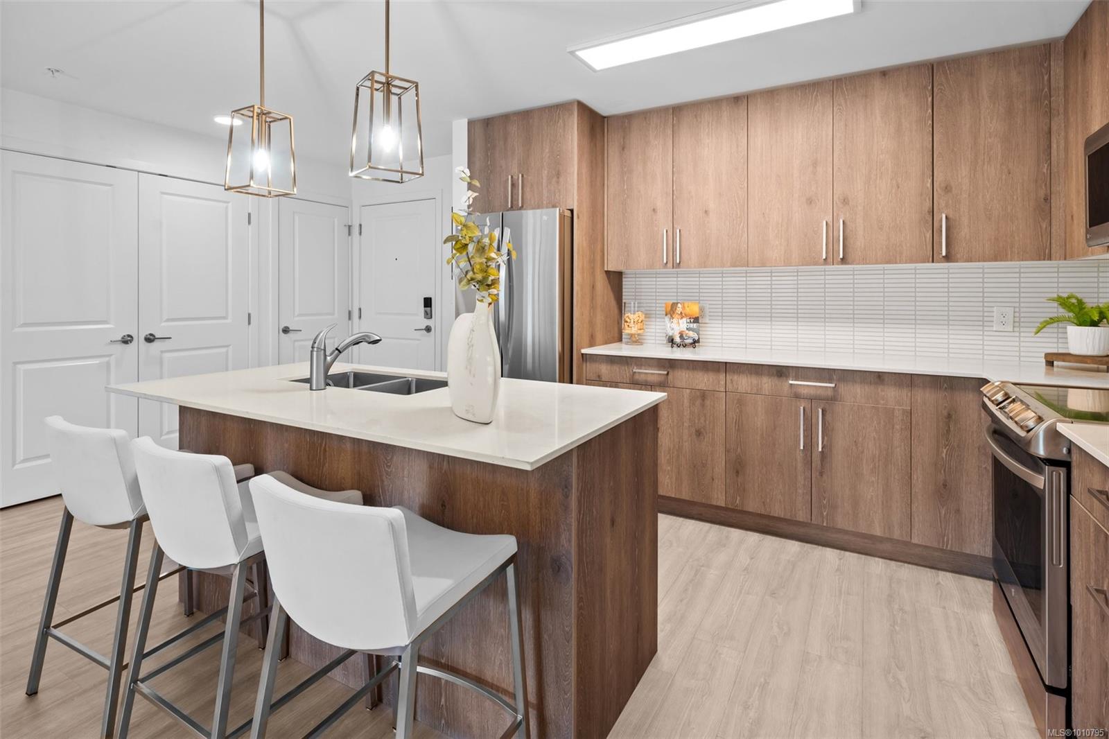 110 Presley Pl Apt 312, View Royal, BC V9B 0Z1