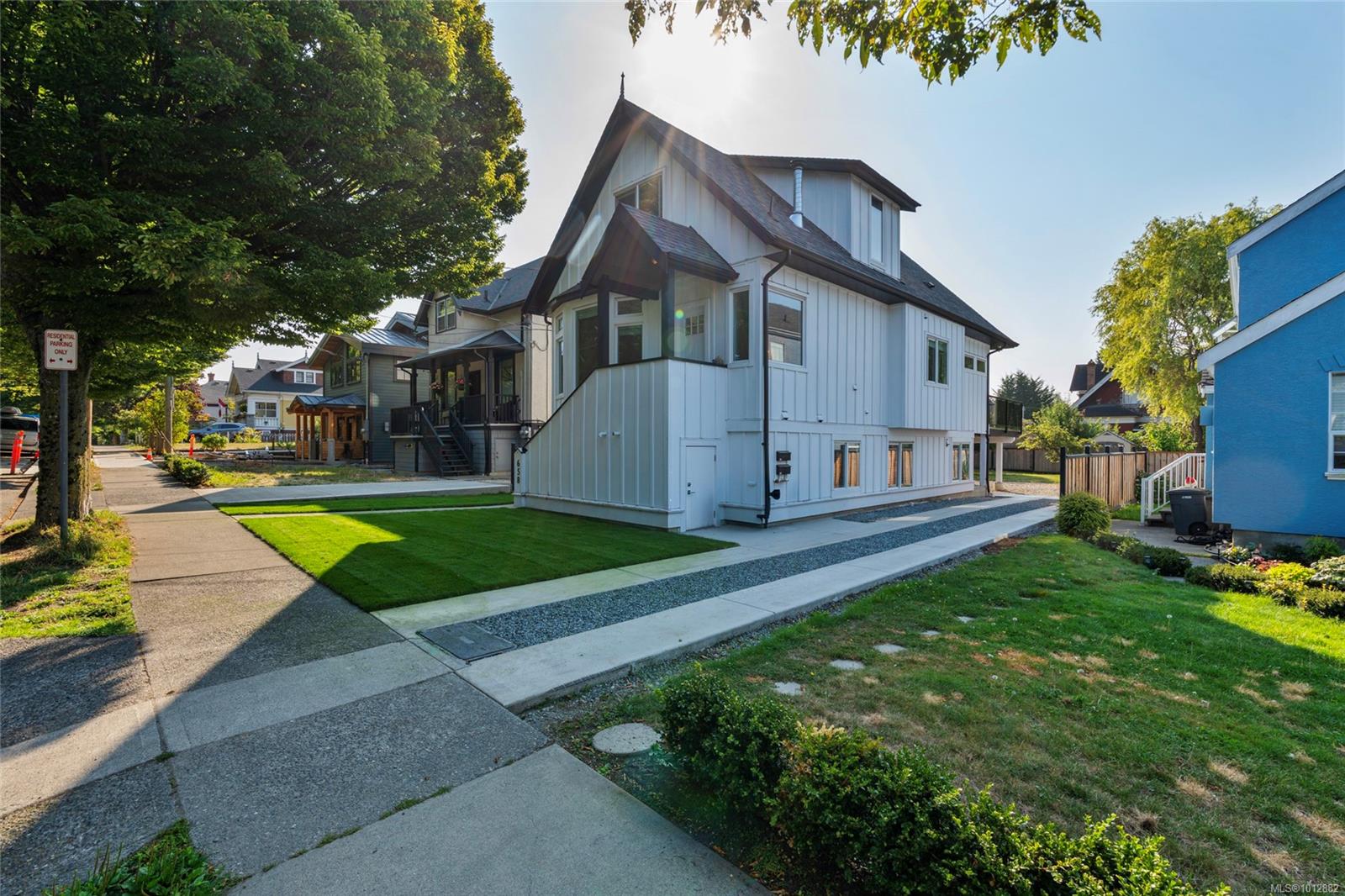 658 Pine St, Victoria, BC V9A 2Z8
