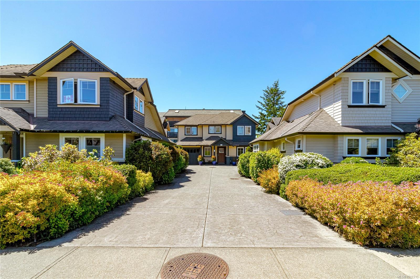 10134 Third St Apt 2, Sidney, BC V8L 3C2