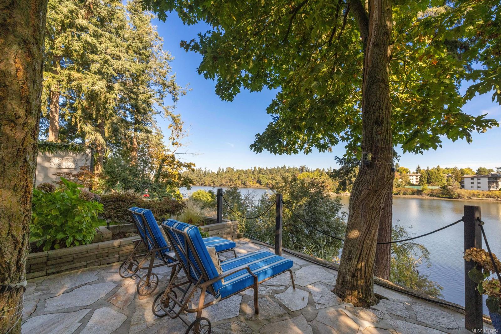 1004 Decosta Pl Apt 3, Esquimalt, BC V9A 6Y3