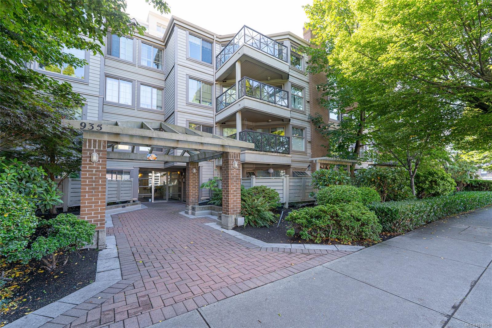 935 Johnson St Apt 404, Victoria, BC V8V 3N5