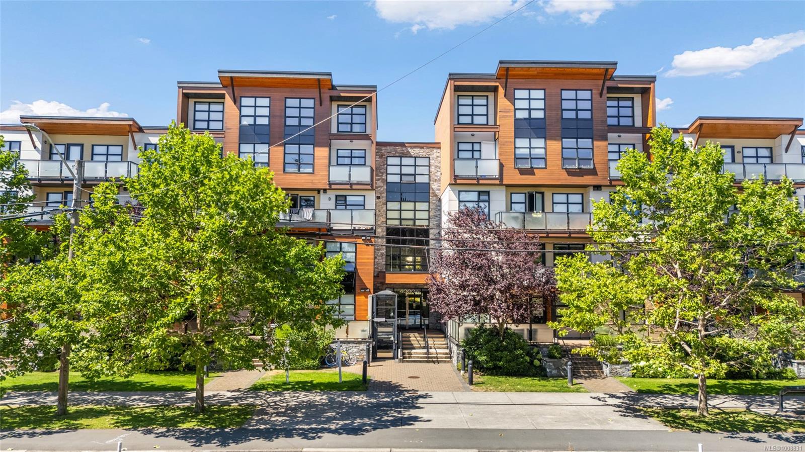 4000 Shelbourne St Apt 413, Saanich, BC V8N 3E4
