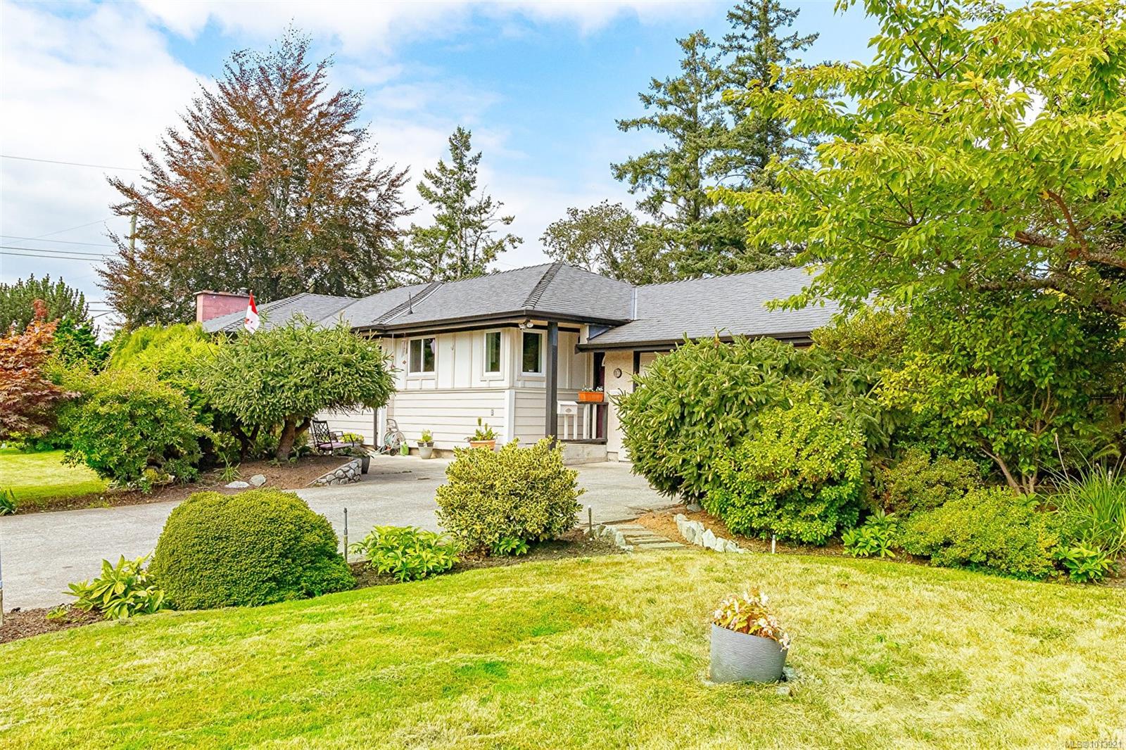 1288 Roy Rd, Saanich, BC V8Z 2X9