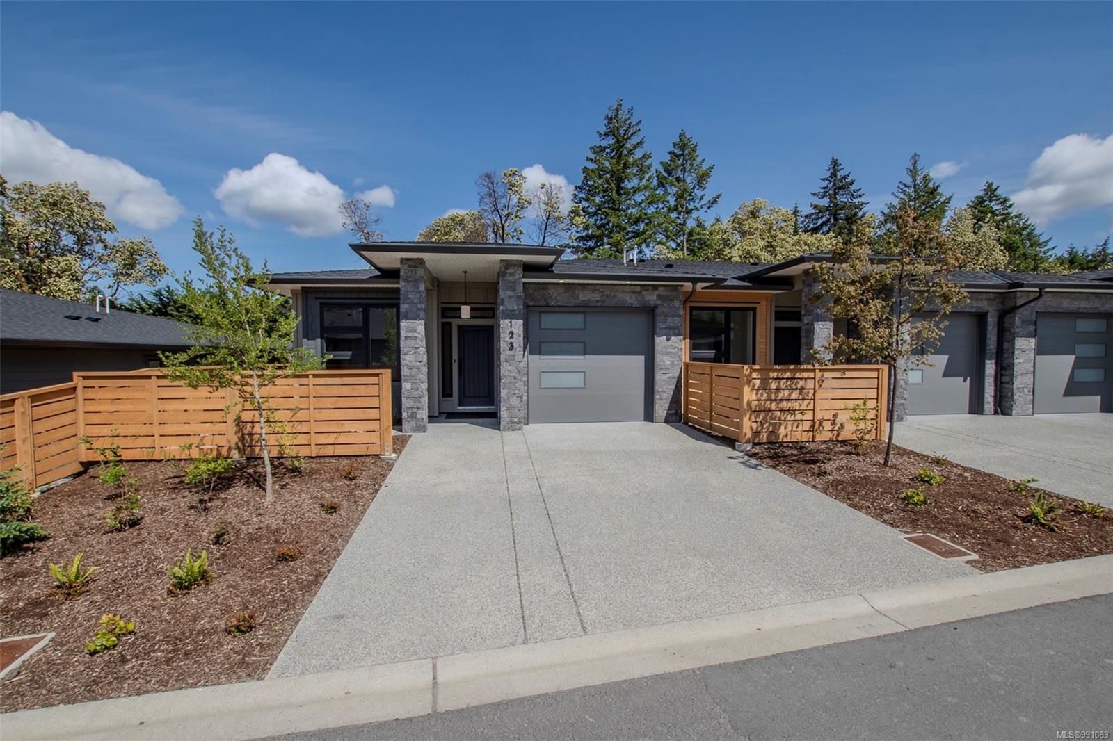 1234 Viewtop Rd Apt 110, Duncan, BC V9L 0H7