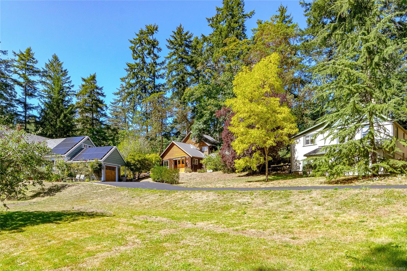 4664-4670 Spring Rd, Saanich, BC V9E 2B5