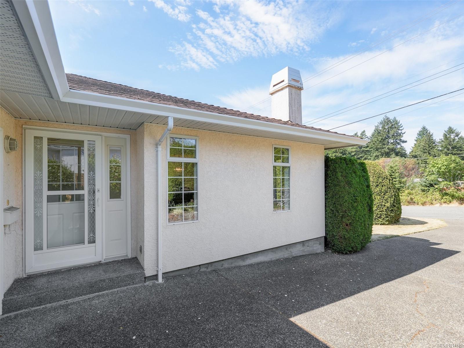 4745 Falaise Dr, Saanich, BC V8Y 3E8