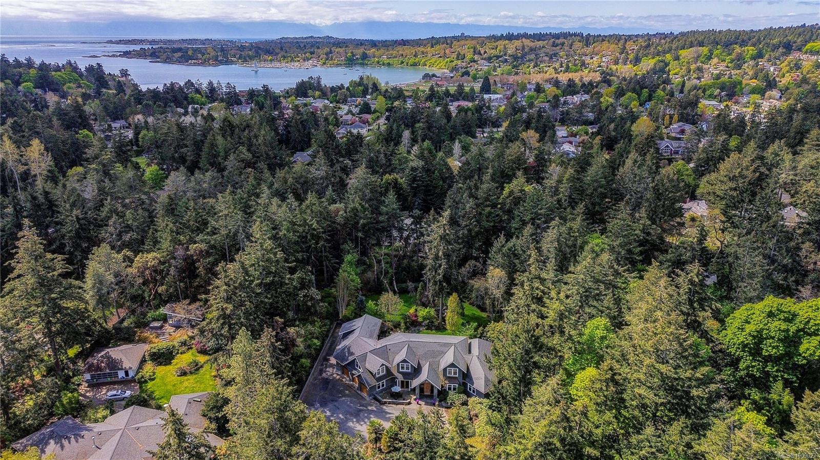 2615 Queenswood Dr, Saanich, BC V8N 1X6