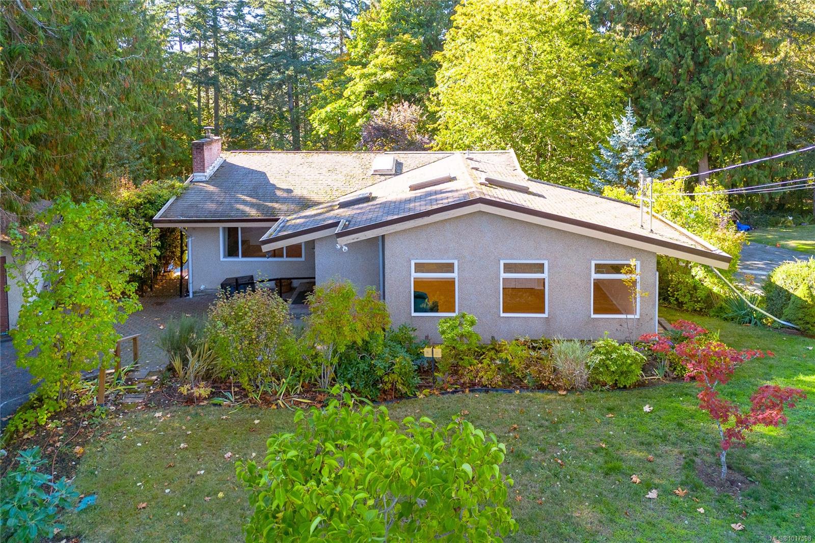7086 Maber Rd, Central Saanich, BC V8M 1S9