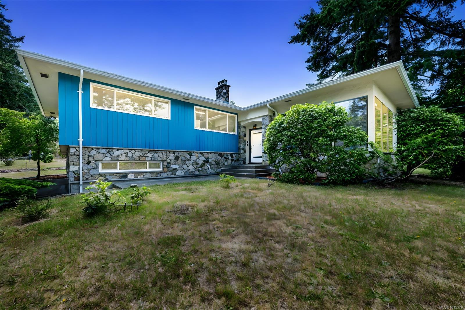 1935 San Juan Ave, Saanich, BC V8N 2J3