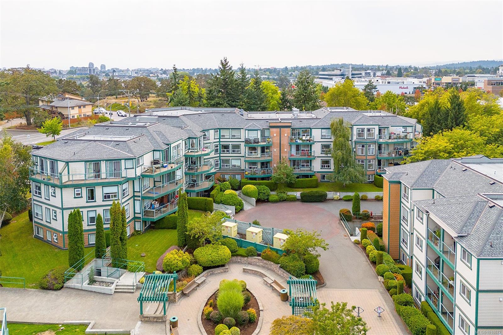 898 Vernon Ave Apt 405, Saanich, BC V8X 2W6