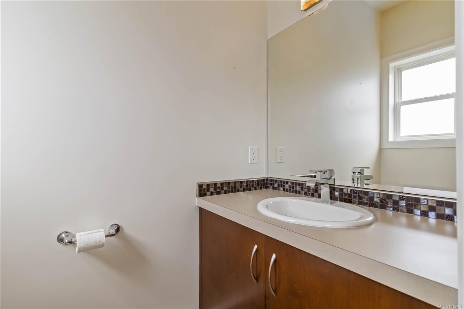 1827 Fairfield Rd Apt 4, Victoria, BC V8S 1G9
