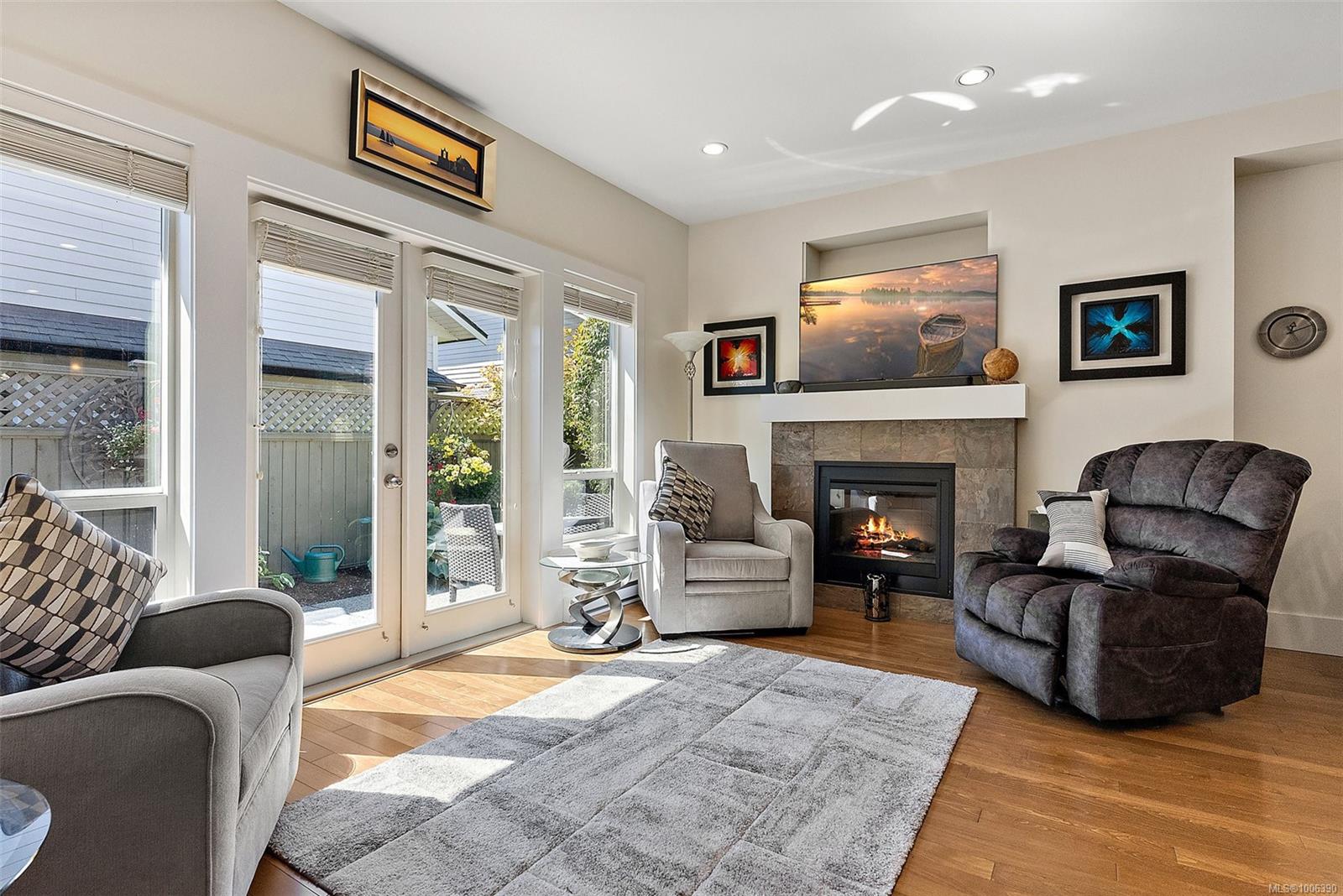 2449 Malaview Ave Apt 4, Sidney, BC V8L 2G4