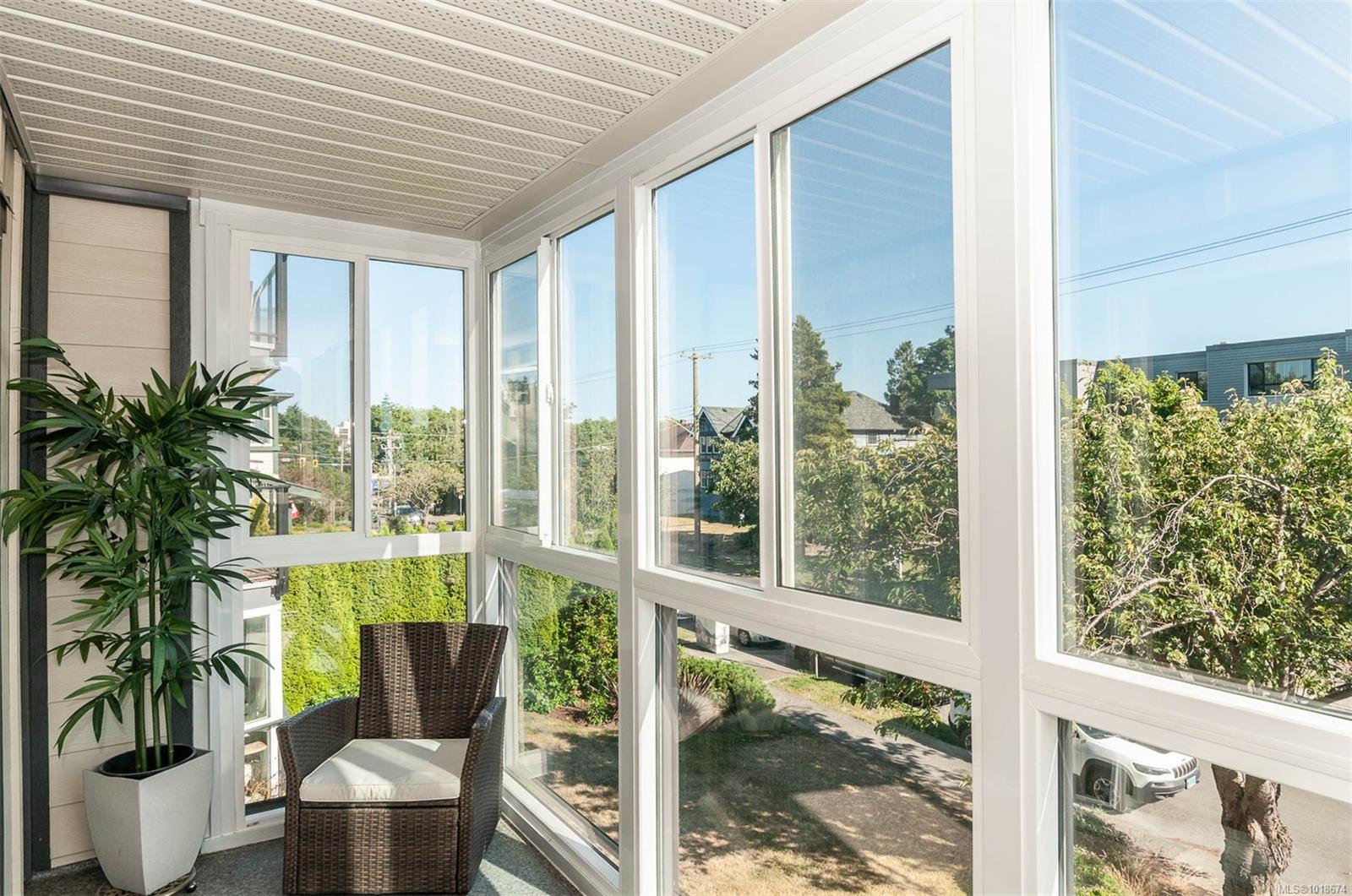 1024 Fairfield Rd Apt 302, Victoria, BC V8V 3A5