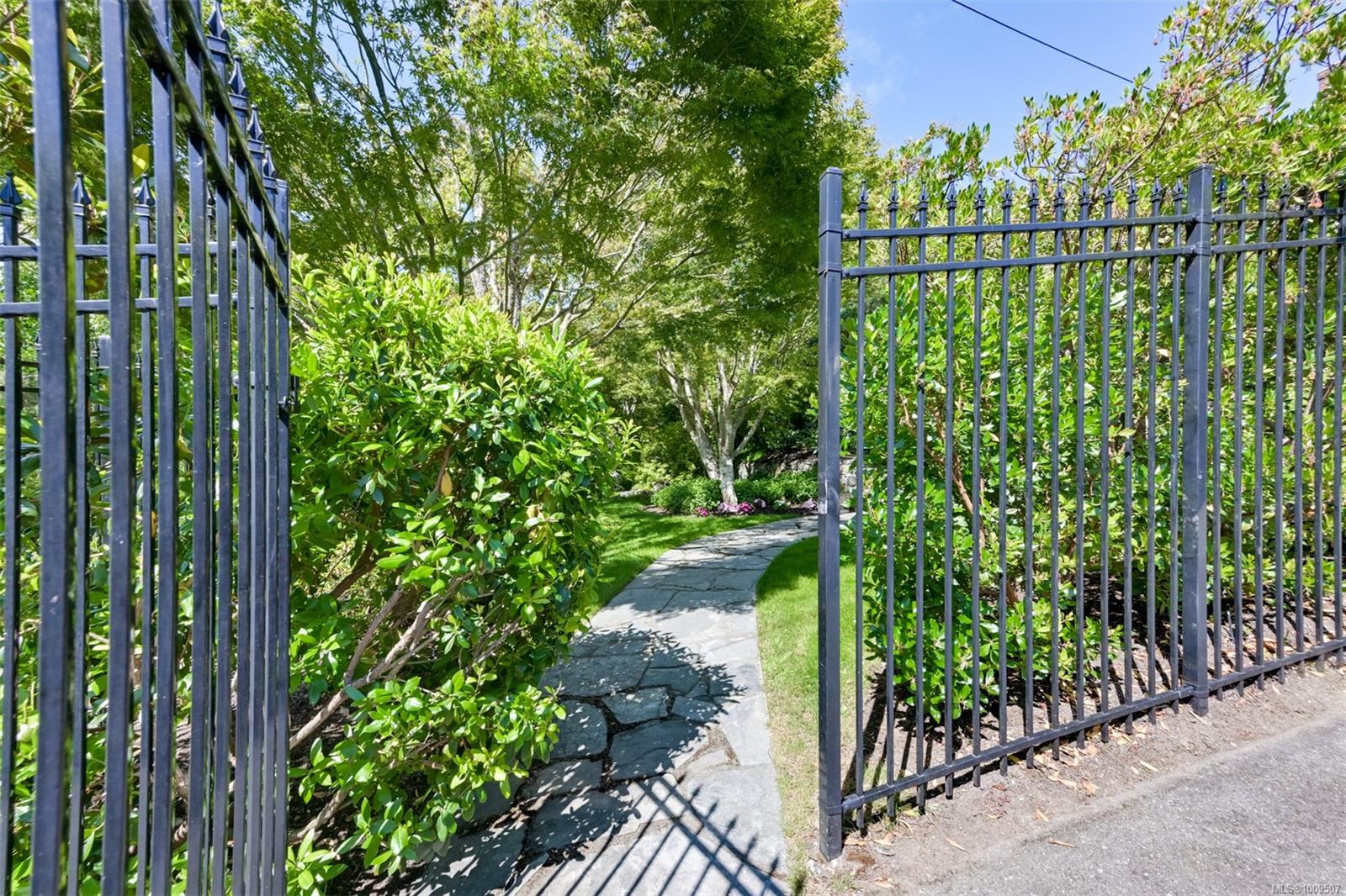 1566 Despard Ave, Victoria, BC V8S 1T3