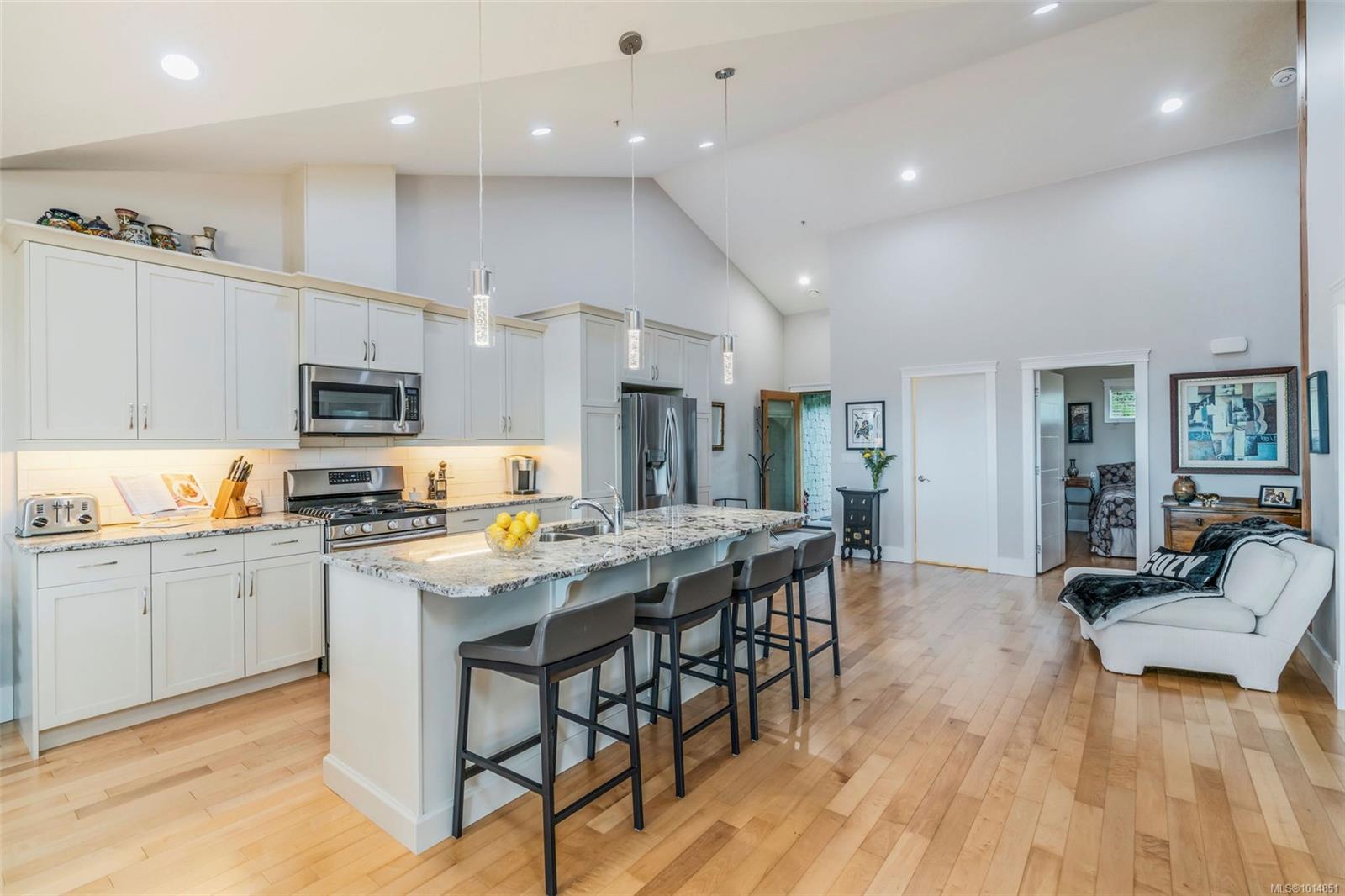 679 Terminal Ave Apt 202, Nanaimo, BC V9S 4K1