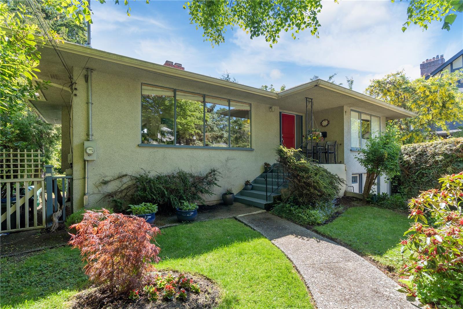747 Falkland Rd, Oak Bay, BC V8S 4L9