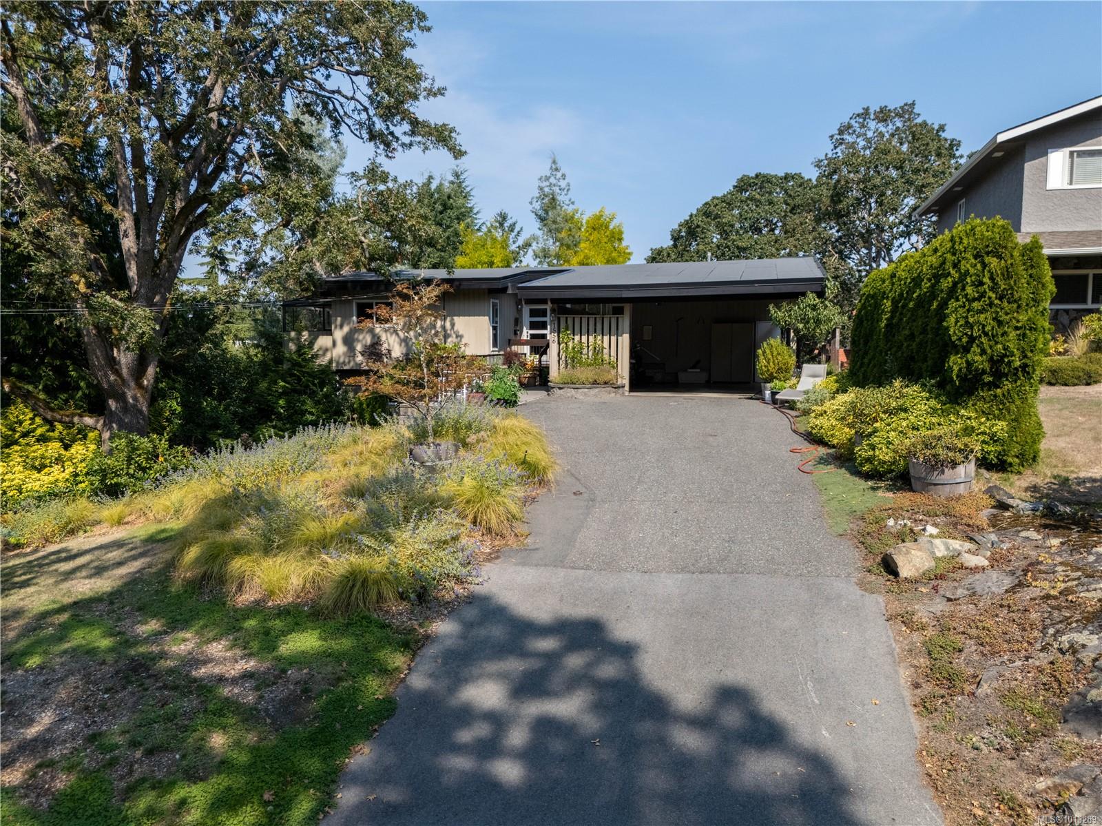 1556 Arrow Rd, Saanich, BC V8N 1C5