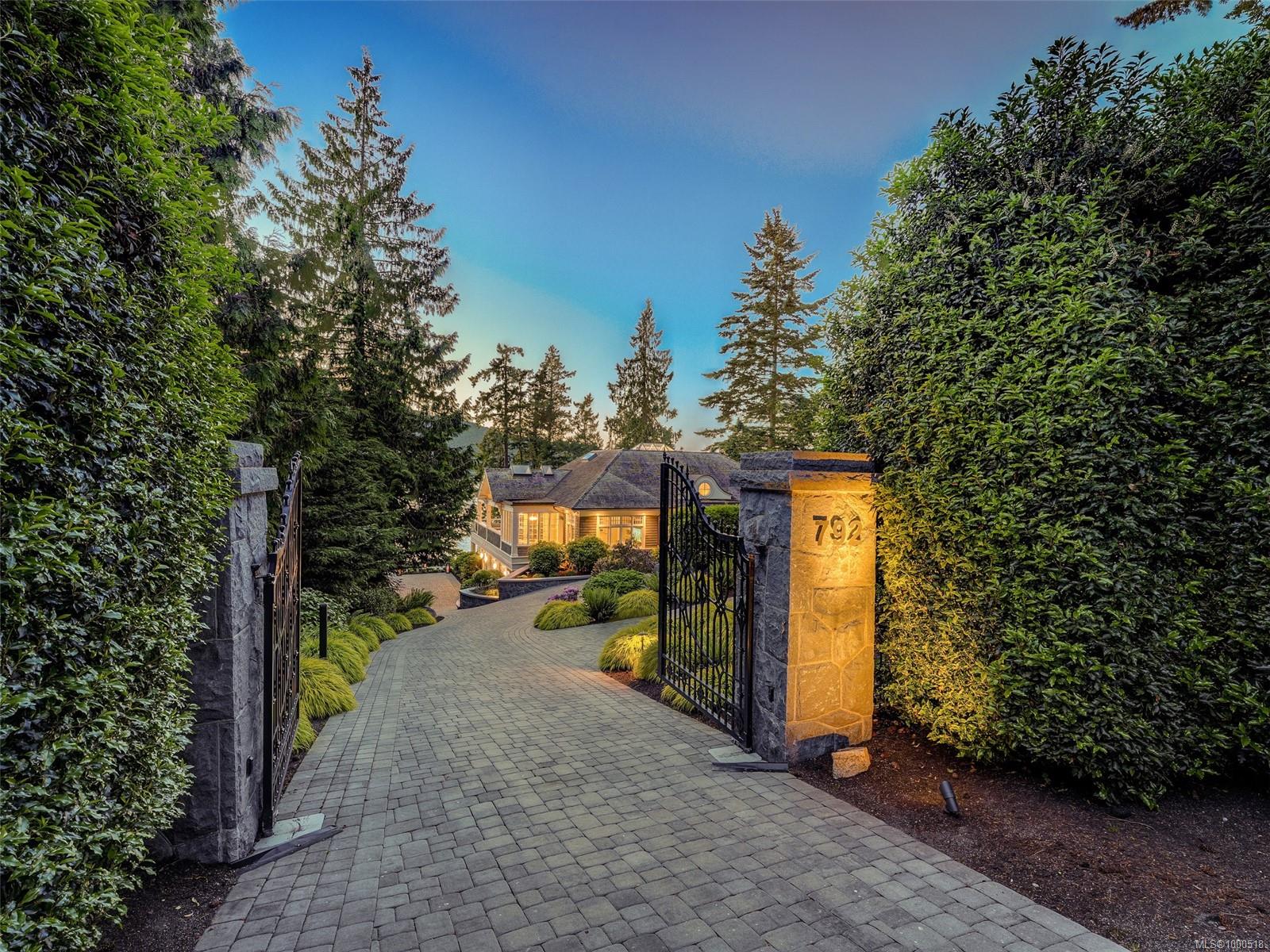 792 Lands End Rd, North Saanich, BC V8L 5K9