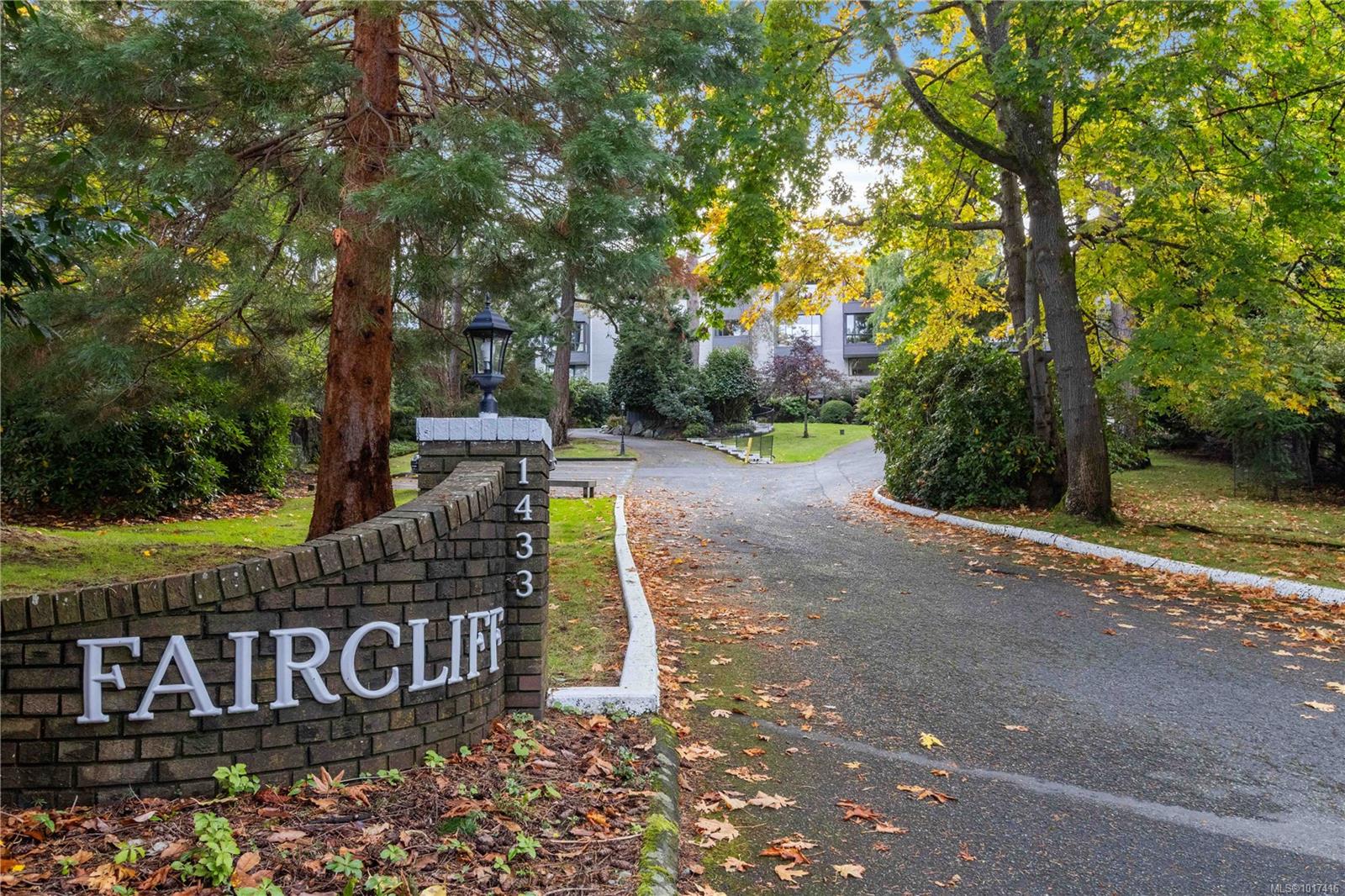 1433 Faircliff Lane Apt 410, Victoria, BC V8S 3J6