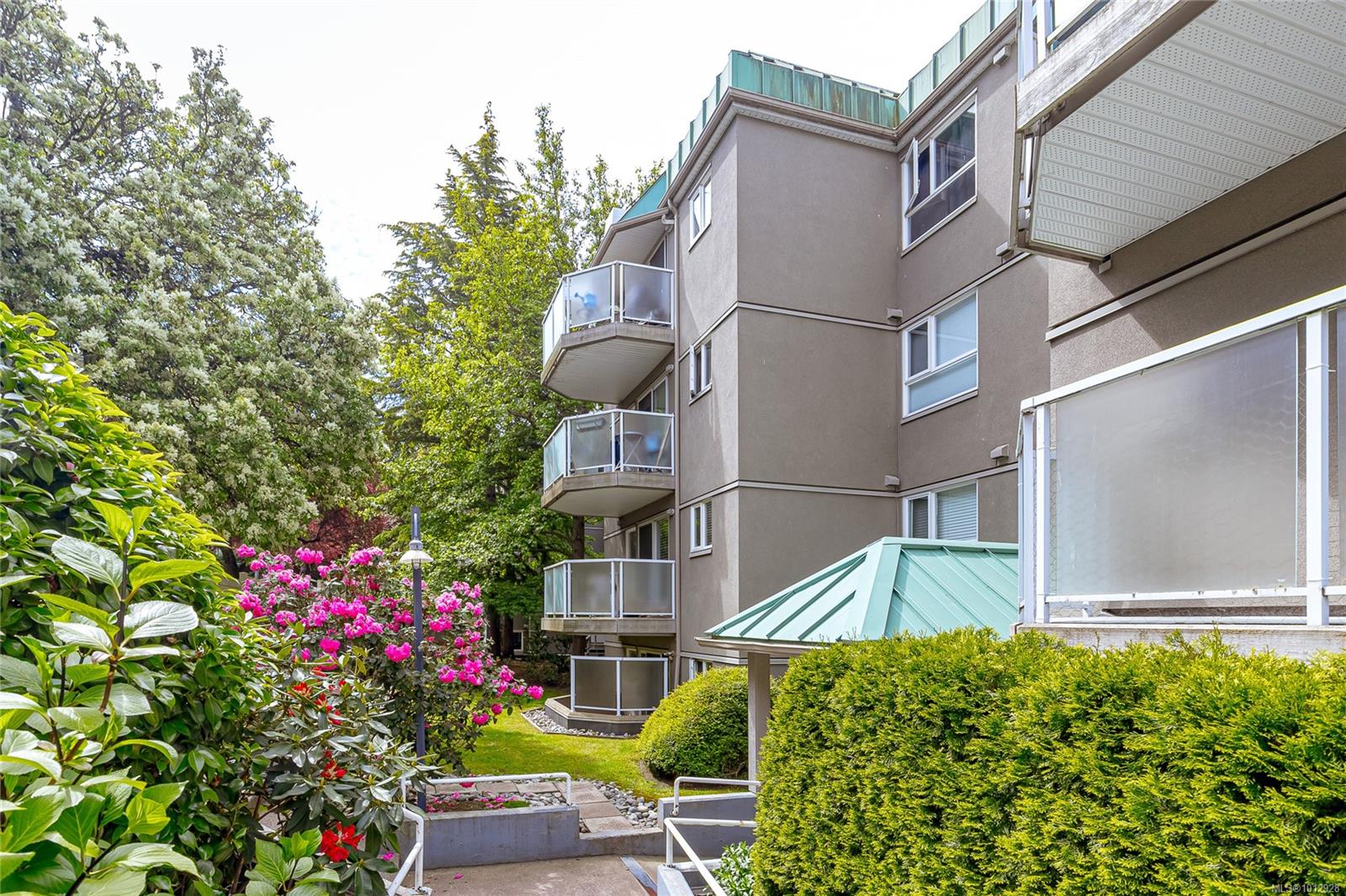 2520 Wark St Apt 114, Victoria, BC V8T 5G6