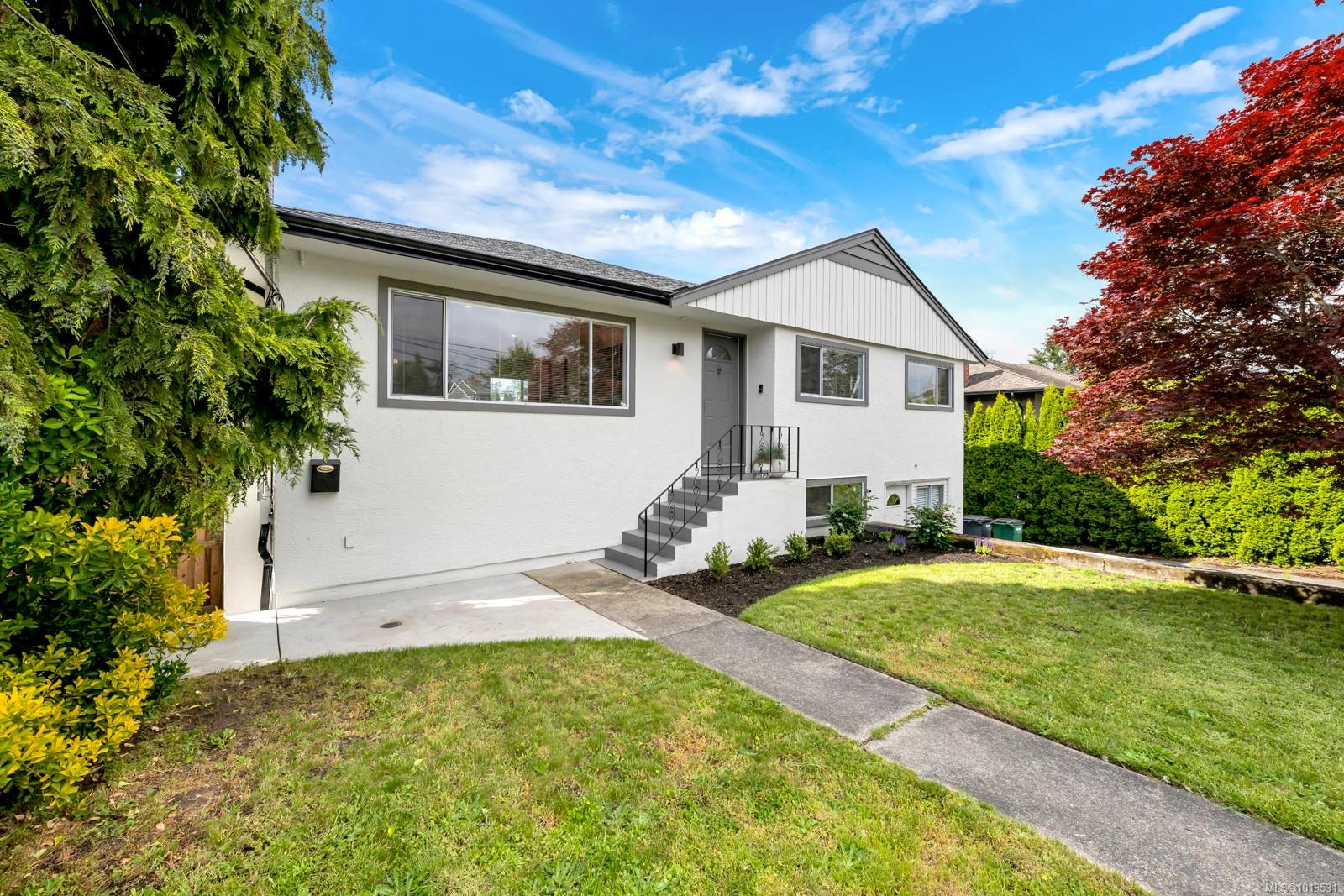 1045 Nicholson St, Saanich, BC V8X 3L3