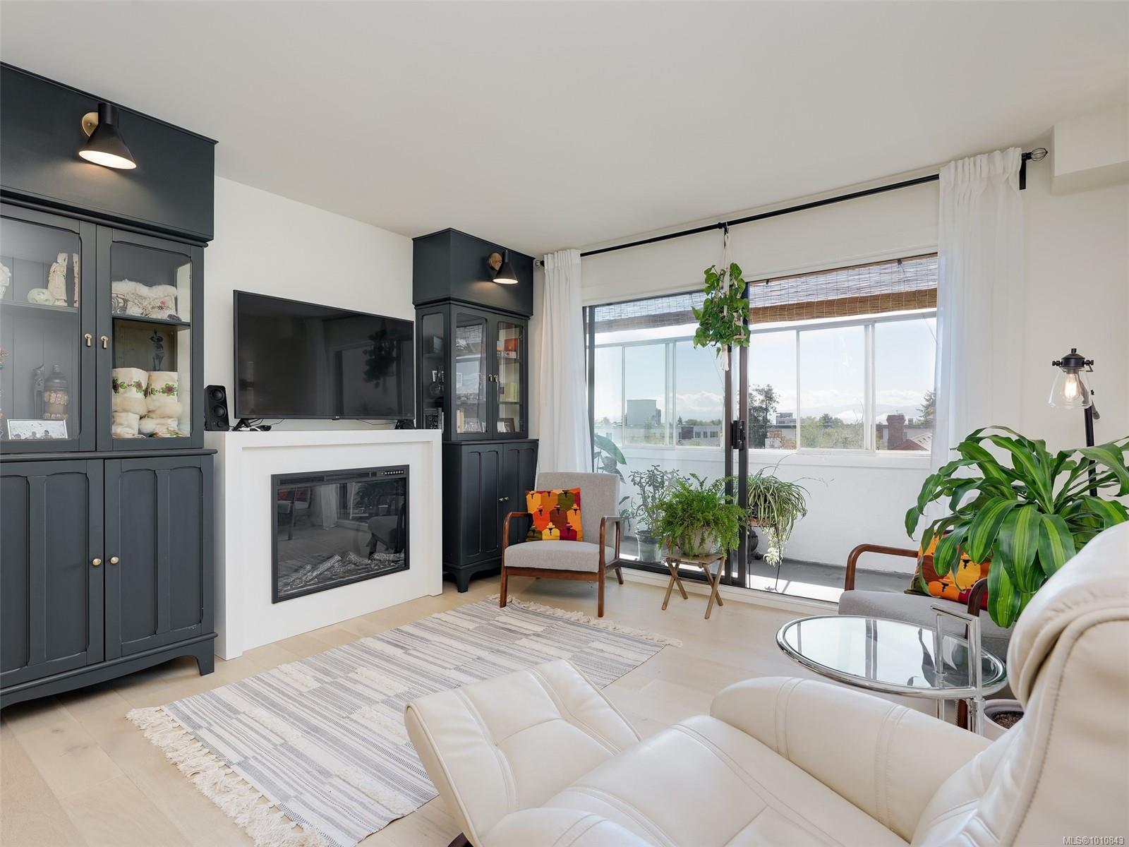 1041 Rockland Ave Apt 404, Victoria, BC V8V 3H6