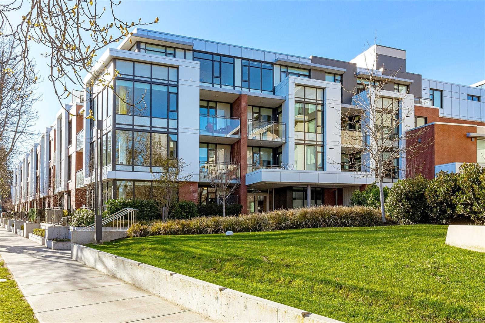 530 Michigan St Apt 410, Victoria, BC V8V 0G2