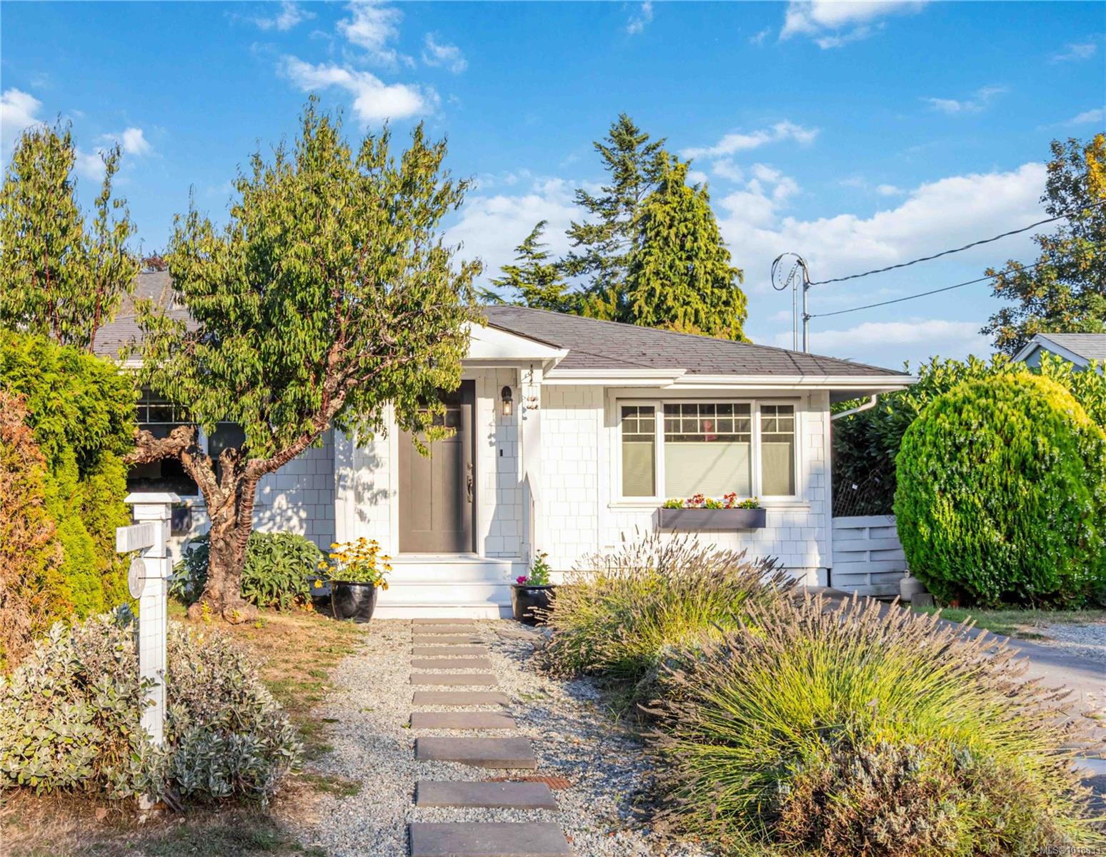 2951 Dean Ave, Saanich, BC V8R 4Y6