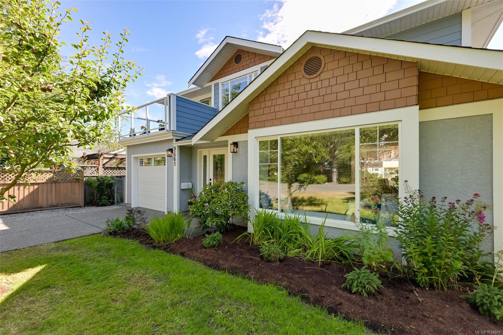 9661 Seventh St, Sidney, BC V8L 2V6