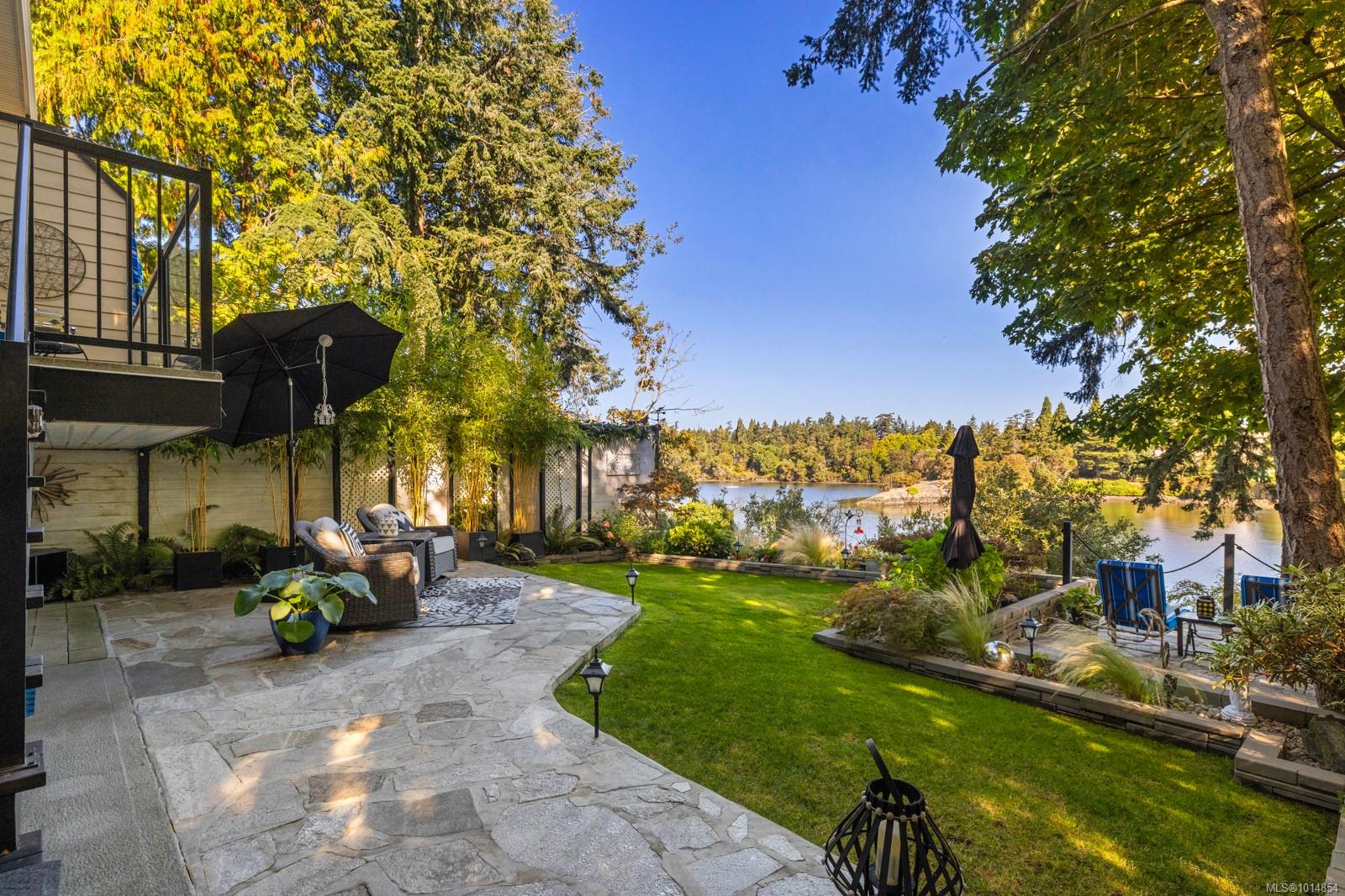 1004 Decosta Pl Apt 3, Esquimalt, BC V9A 6Y3