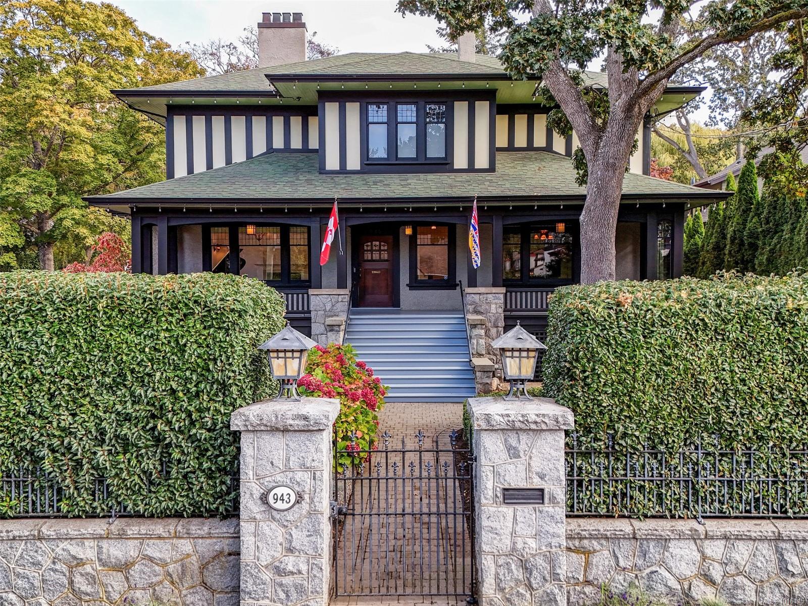 943 St Charles St, Victoria, BC V8S 3P8