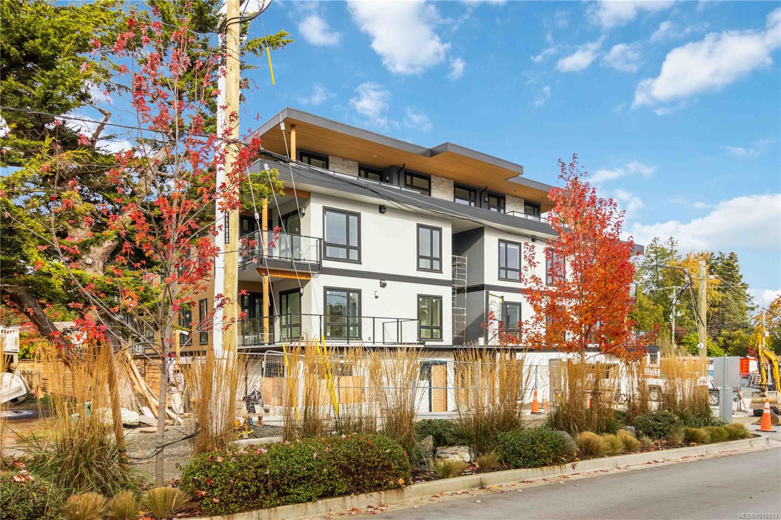 986 Doumac Ave Apt 202, Saanich, BC V8Y 1M4