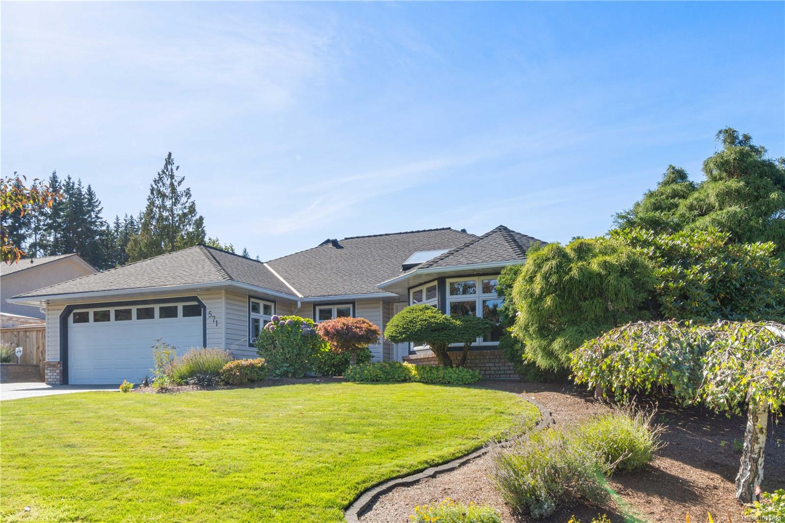 571 Hollywood Rd, Qualicum Beach, BC V9K 1A1
