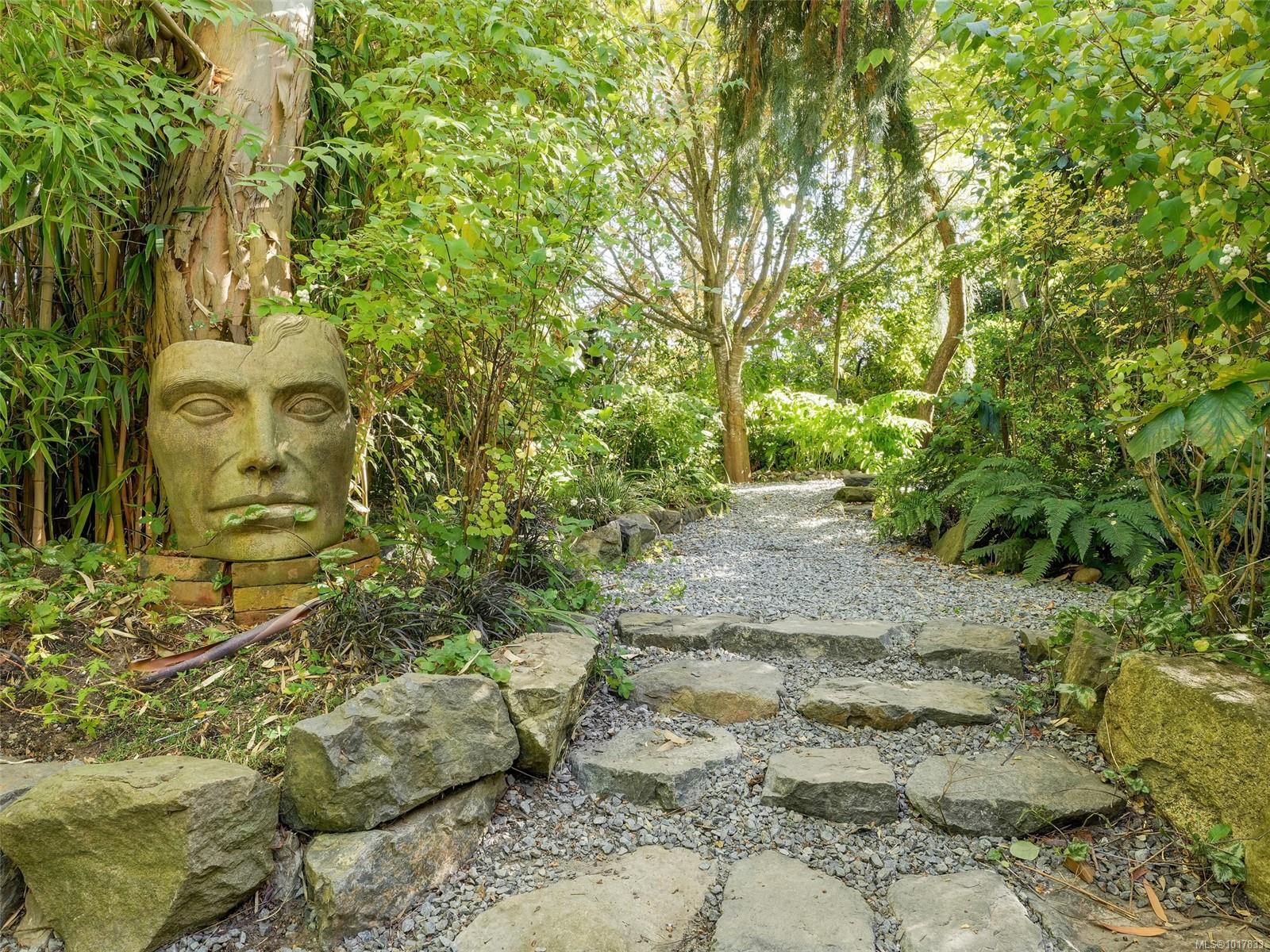 3221 Wascana St, Saanich, BC V8Z 3T7