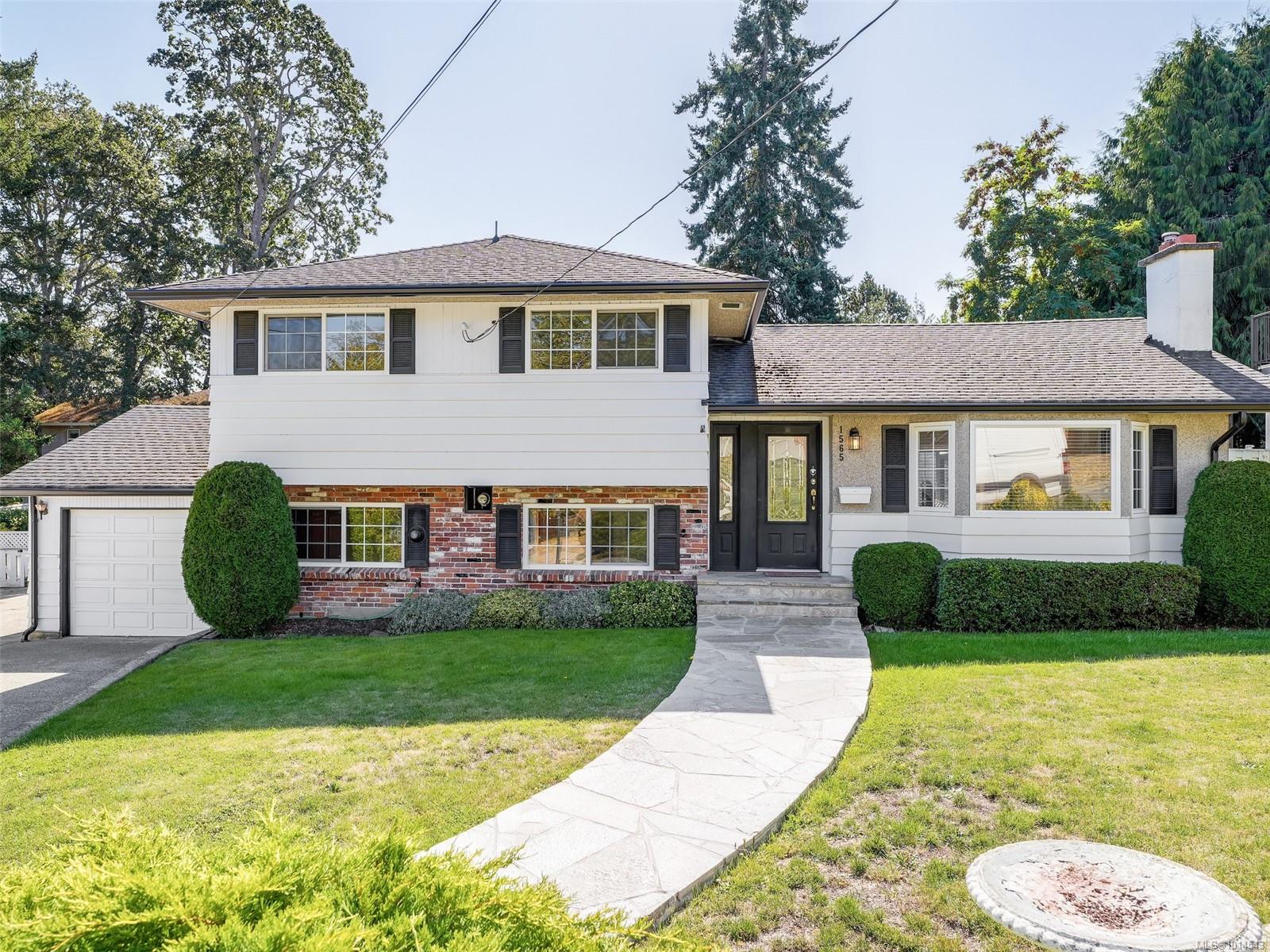 1565 Jasper Pl, Saanich, BC V8P 1N9