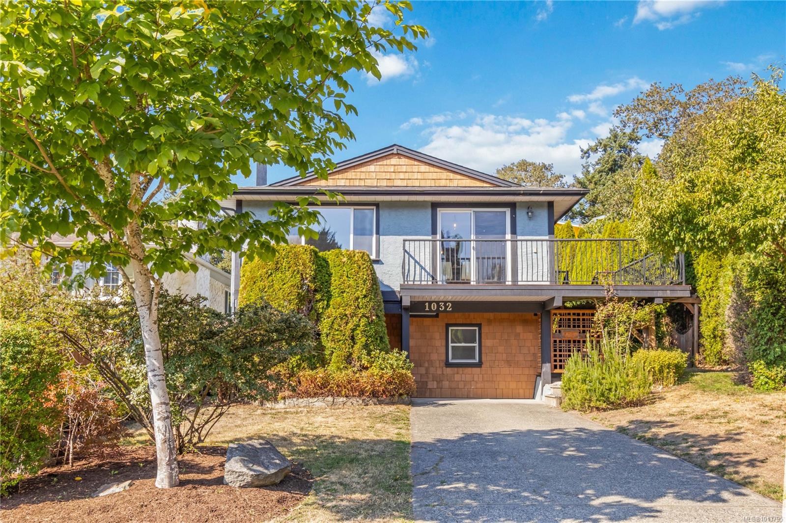 1032 Leeds Pl, Saanich, BC V8X 4C2
