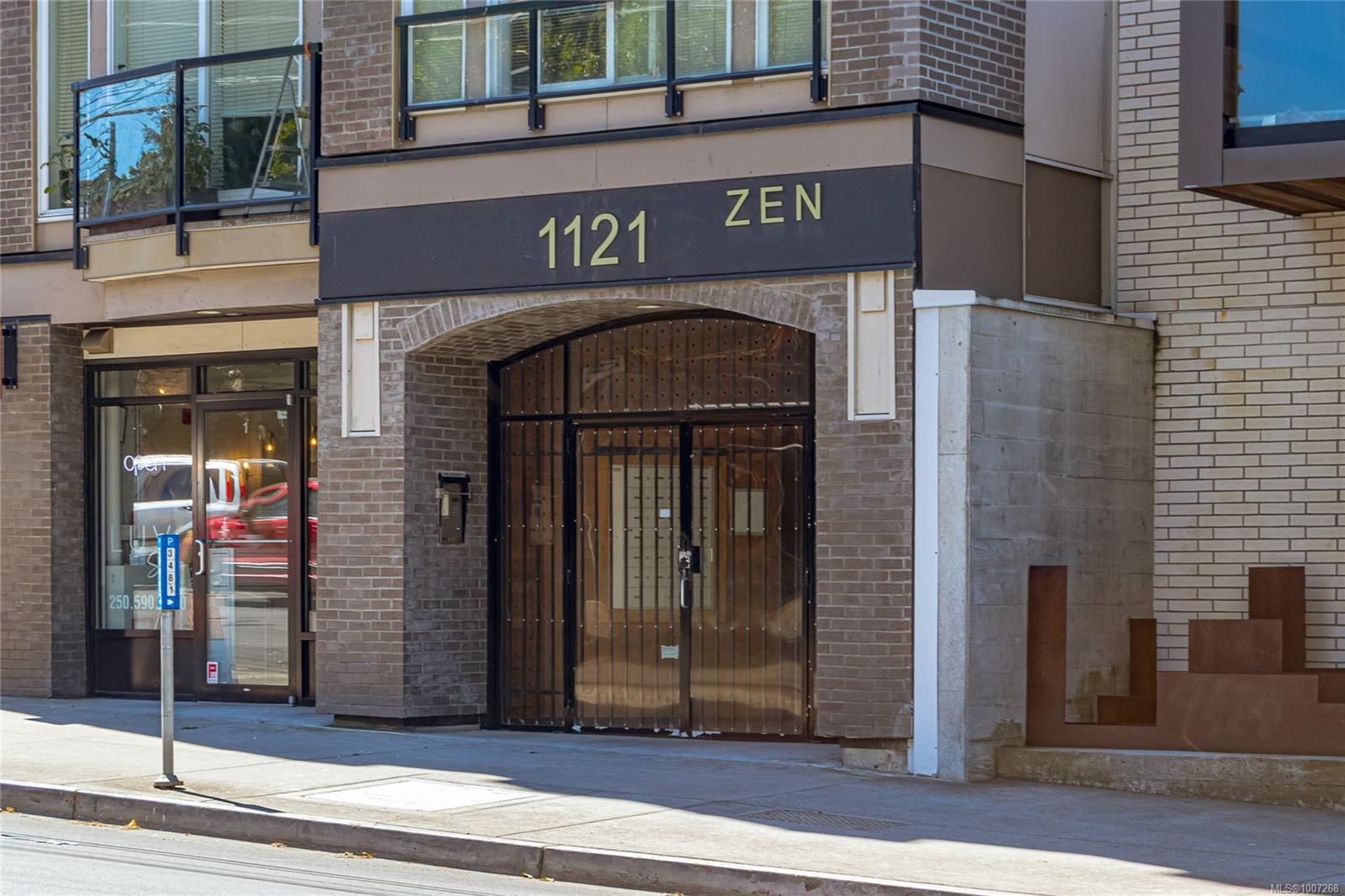 1121 Fort St Apt 402, Victoria, BC V8V 3K9