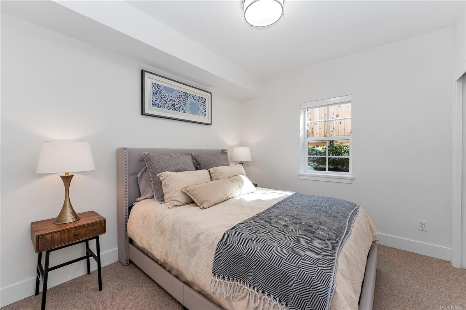 1224 Richardson St Apt B, Victoria, BC V8V 3E1