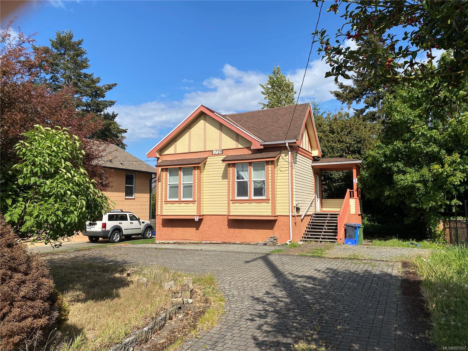 1729 Foul Bay Rd, Oak Bay, BC V8R 5A5