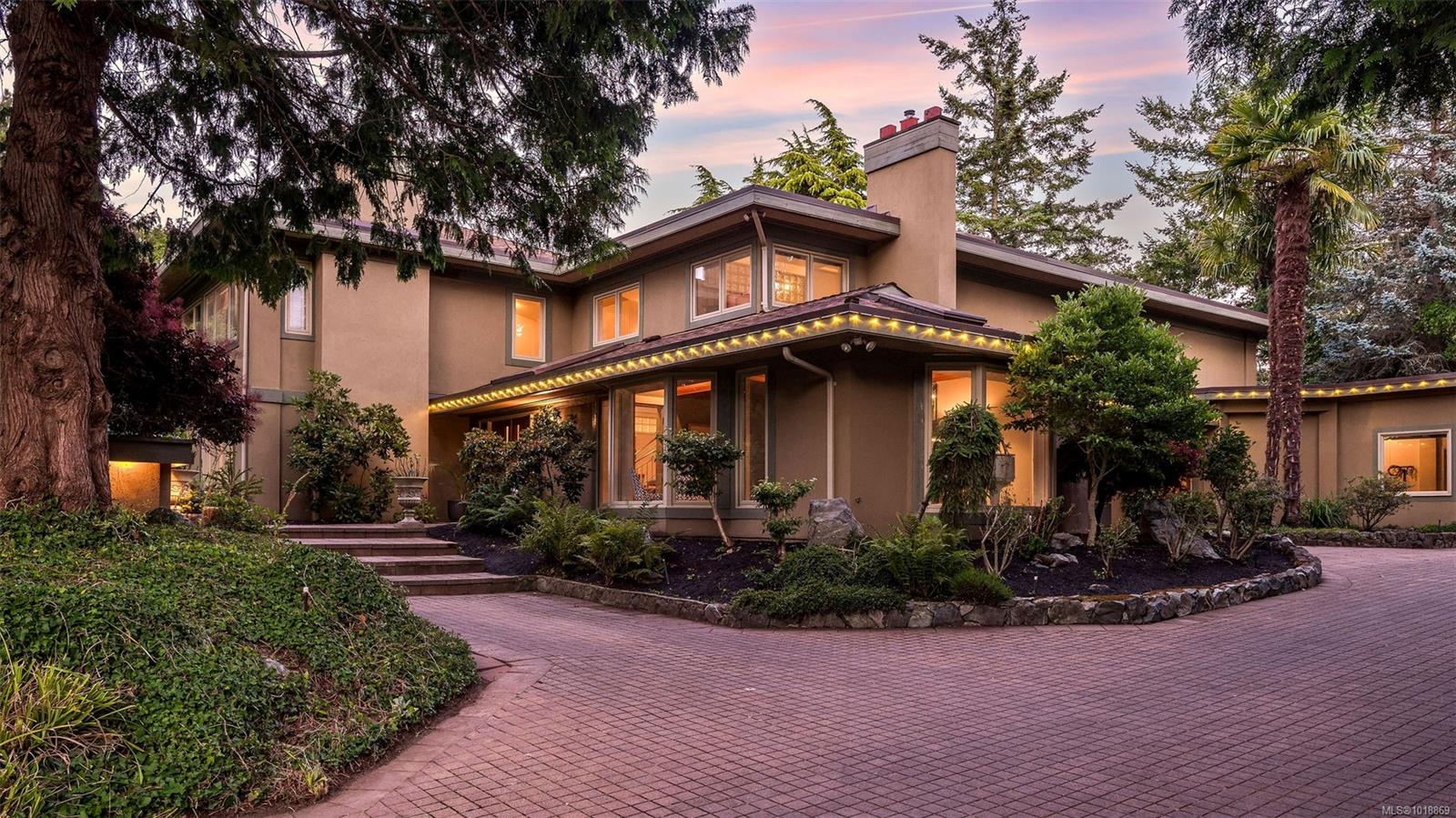 2895 Lansdowne Rd, Oak Bay, BC V8R 3P8