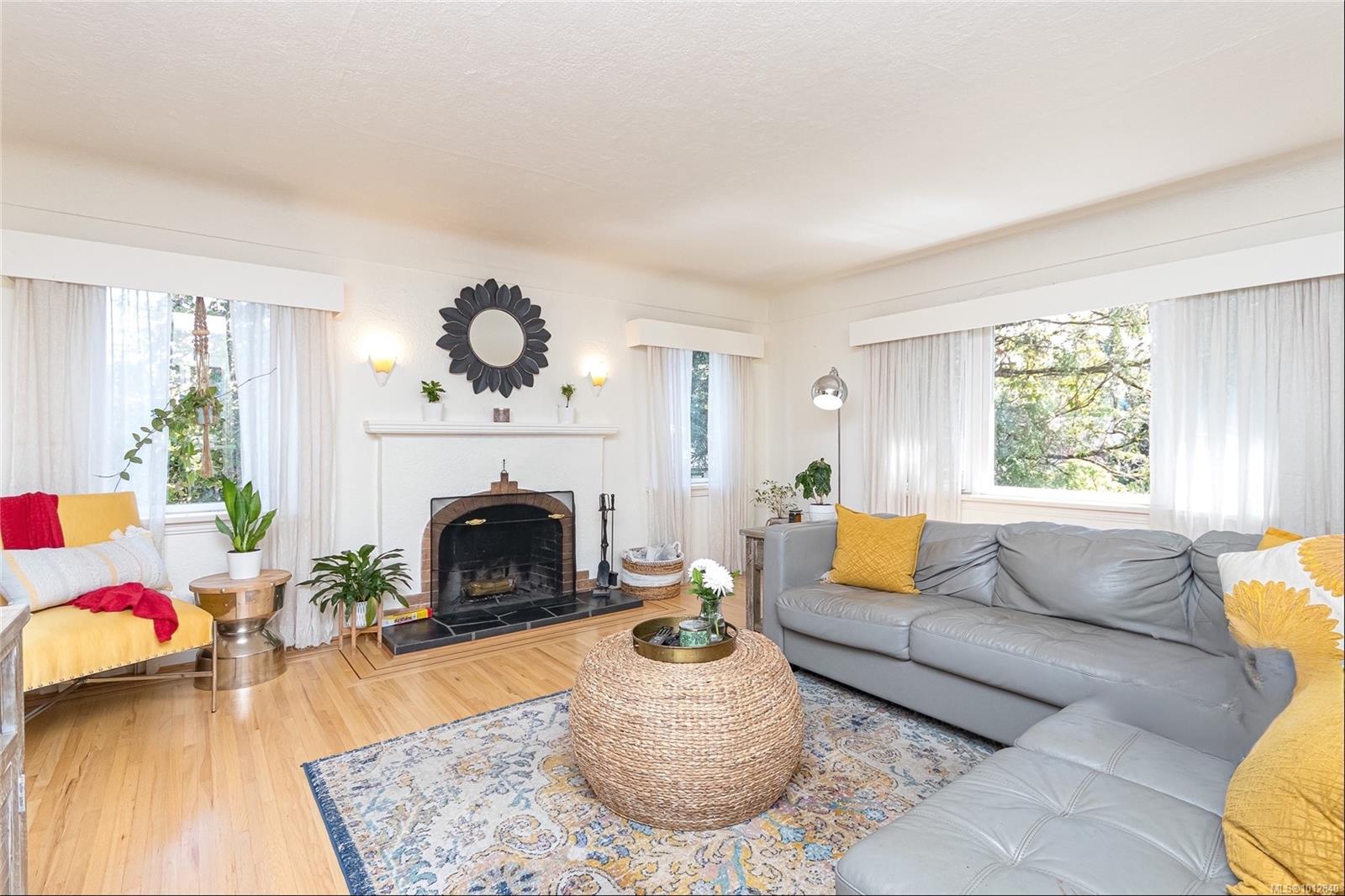 3074 Colquitz Ave, Saanich, BC V9A 2M3