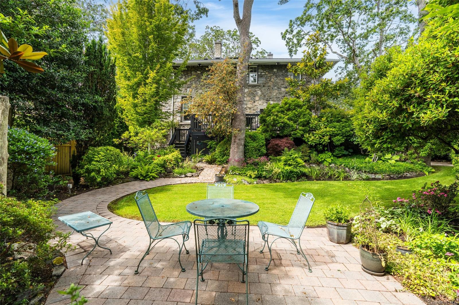 2088 Falkland Pl, Oak Bay, BC V8S 4M5