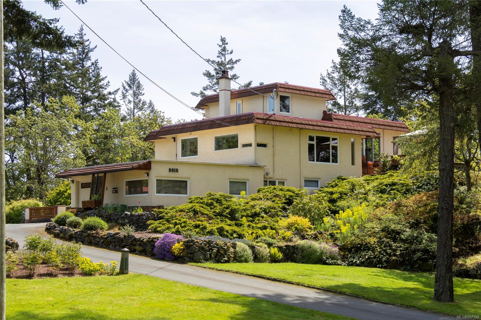 3815 Wilkinson Rd, Saanich, BC V8Z 5A3
