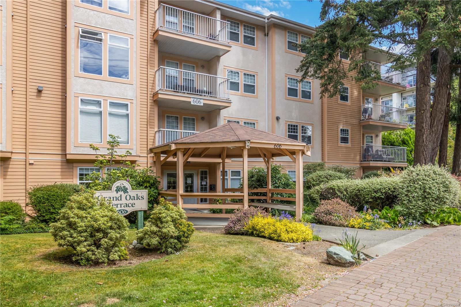 606 Goldstream Ave Apt 309, Langford, BC V9B 2W8
