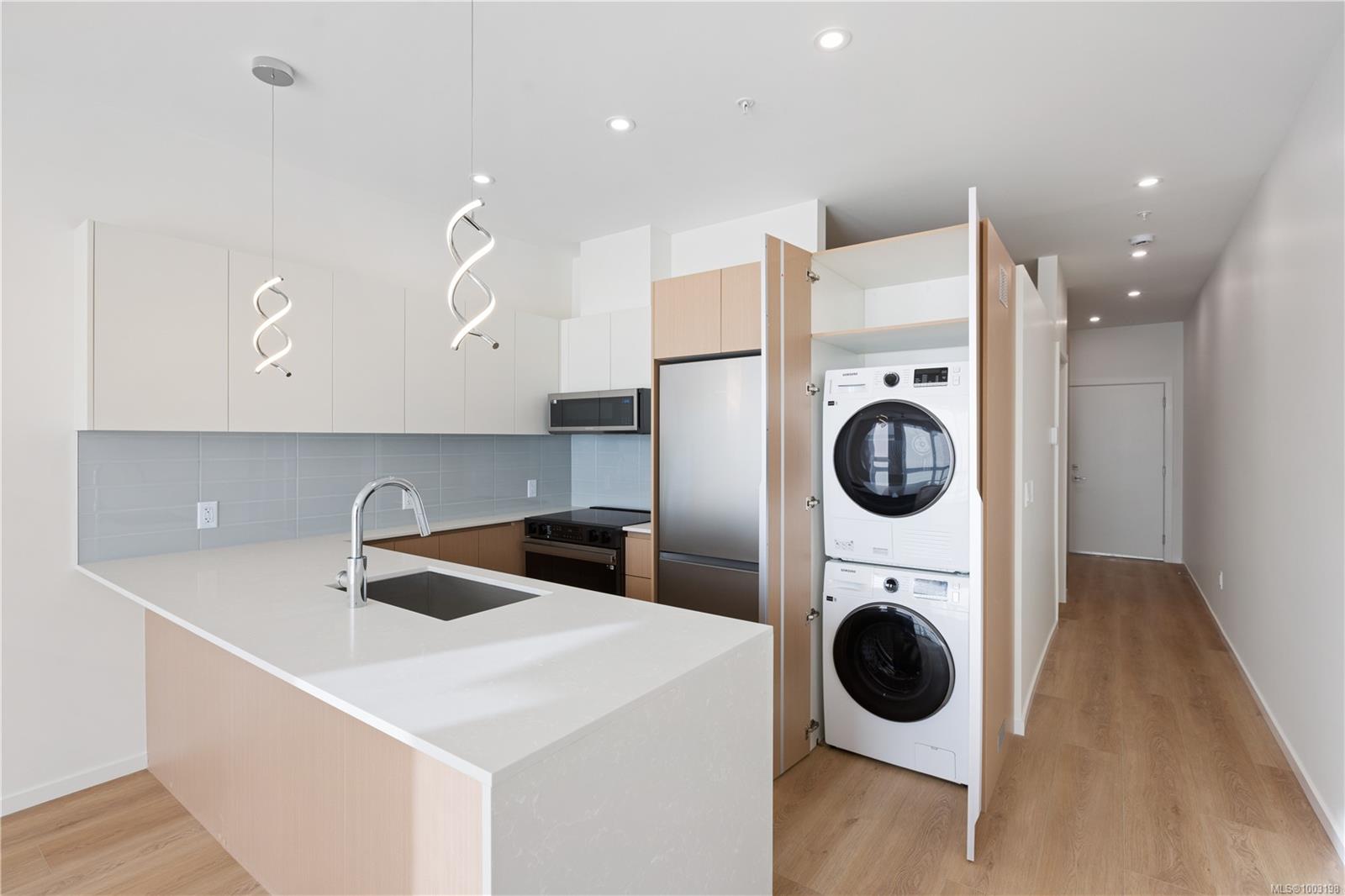 2374 Oakville Ave Apt 214, Sidney, BC V8L 1V5