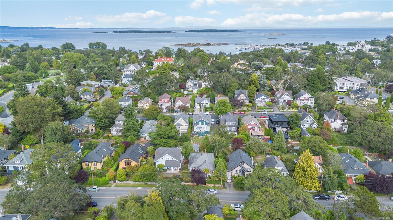 1579 Hampshire Rd, Oak Bay, BC V8R 5T4